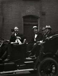 Edward F. Goltra, un délégué non identifié, Rolla Wells et William Jennings Bryan arrivant à une session de la Convention nationale démocrate de 1916, St. Louis, 11-14 juin 1916
